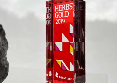 piros üvegdíj egy terméskő mellett