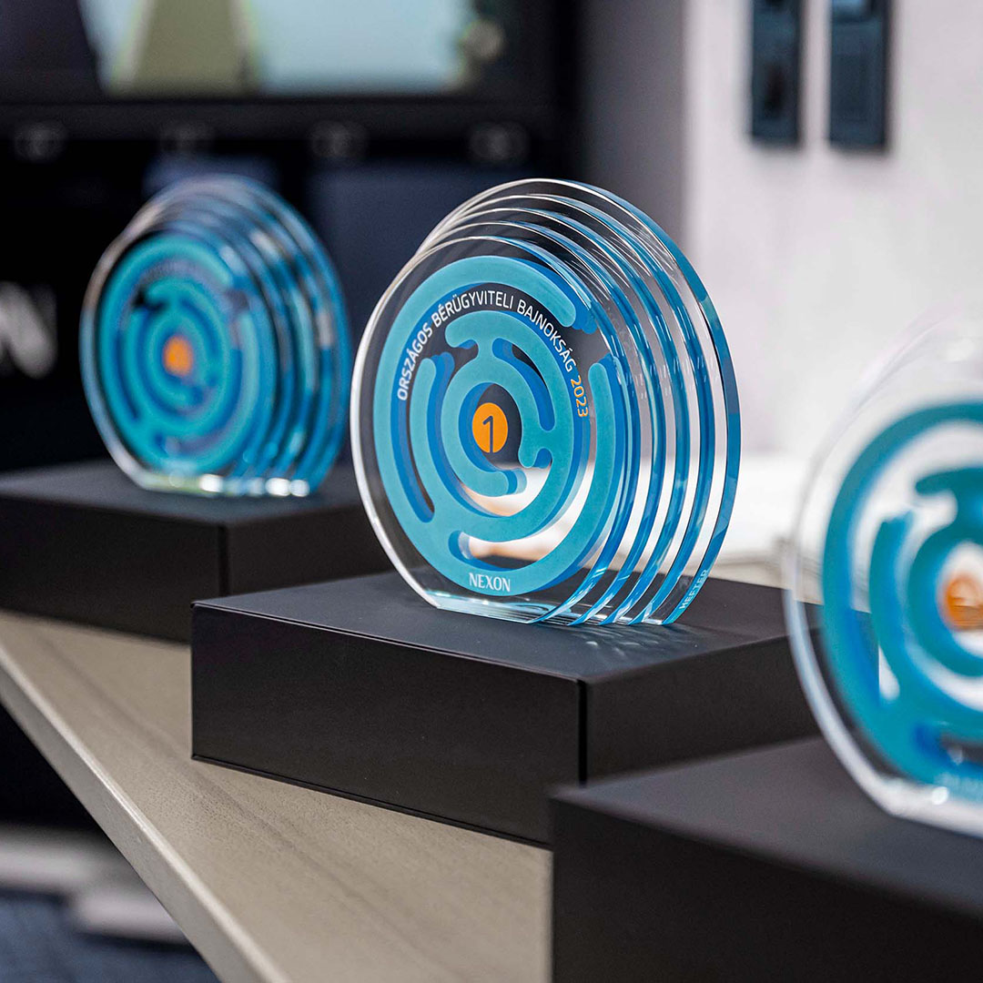 egyedi üveg díj több fokozatban díszdobozzal