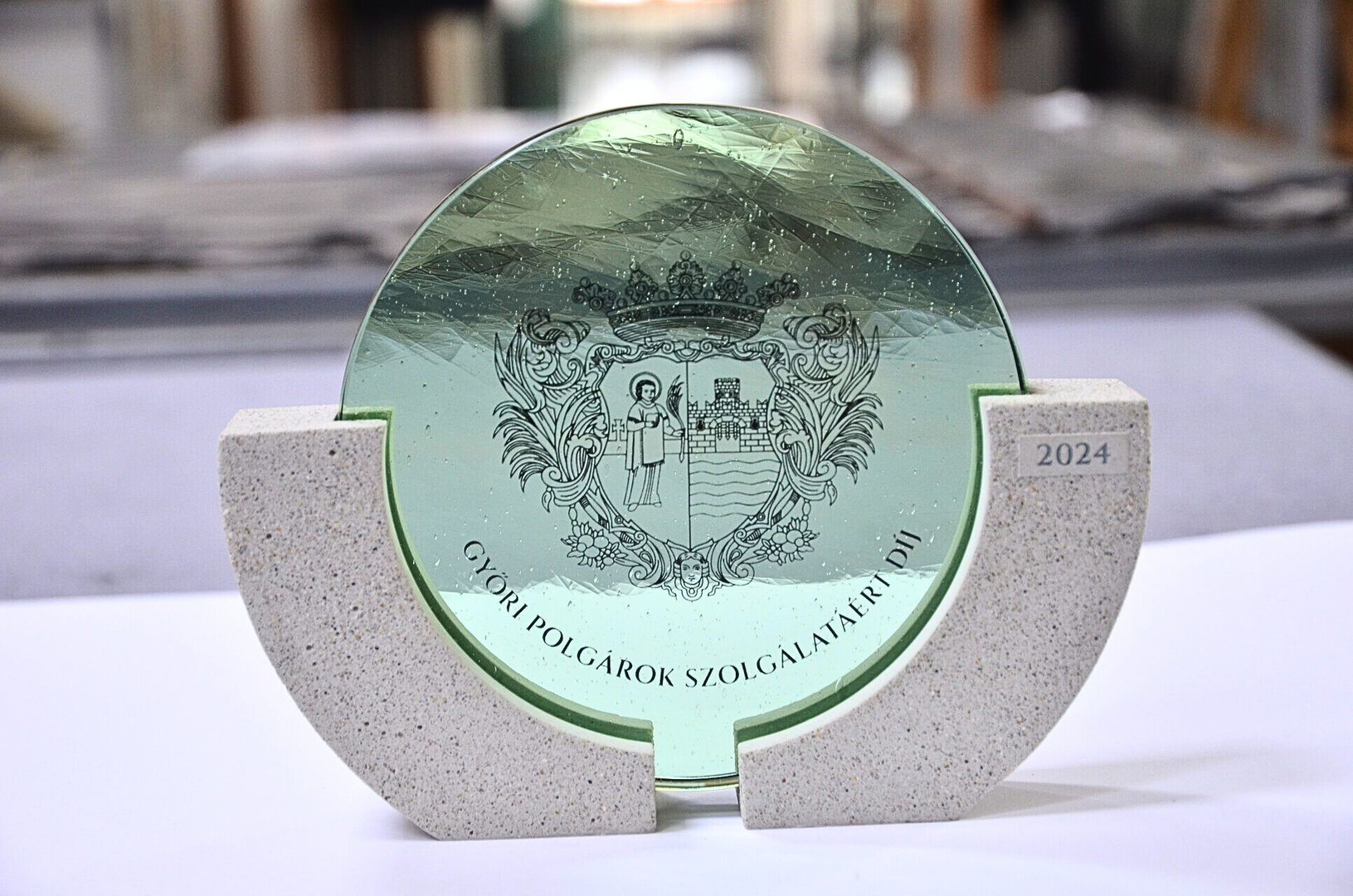 egyedi üveg díj több fokozatban díszdobozzal