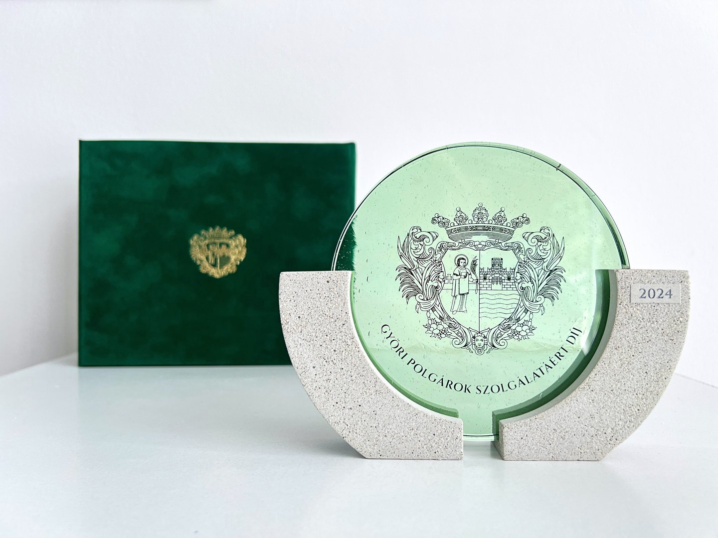 egyedi üveg díj több fokozatban díszdobozzal