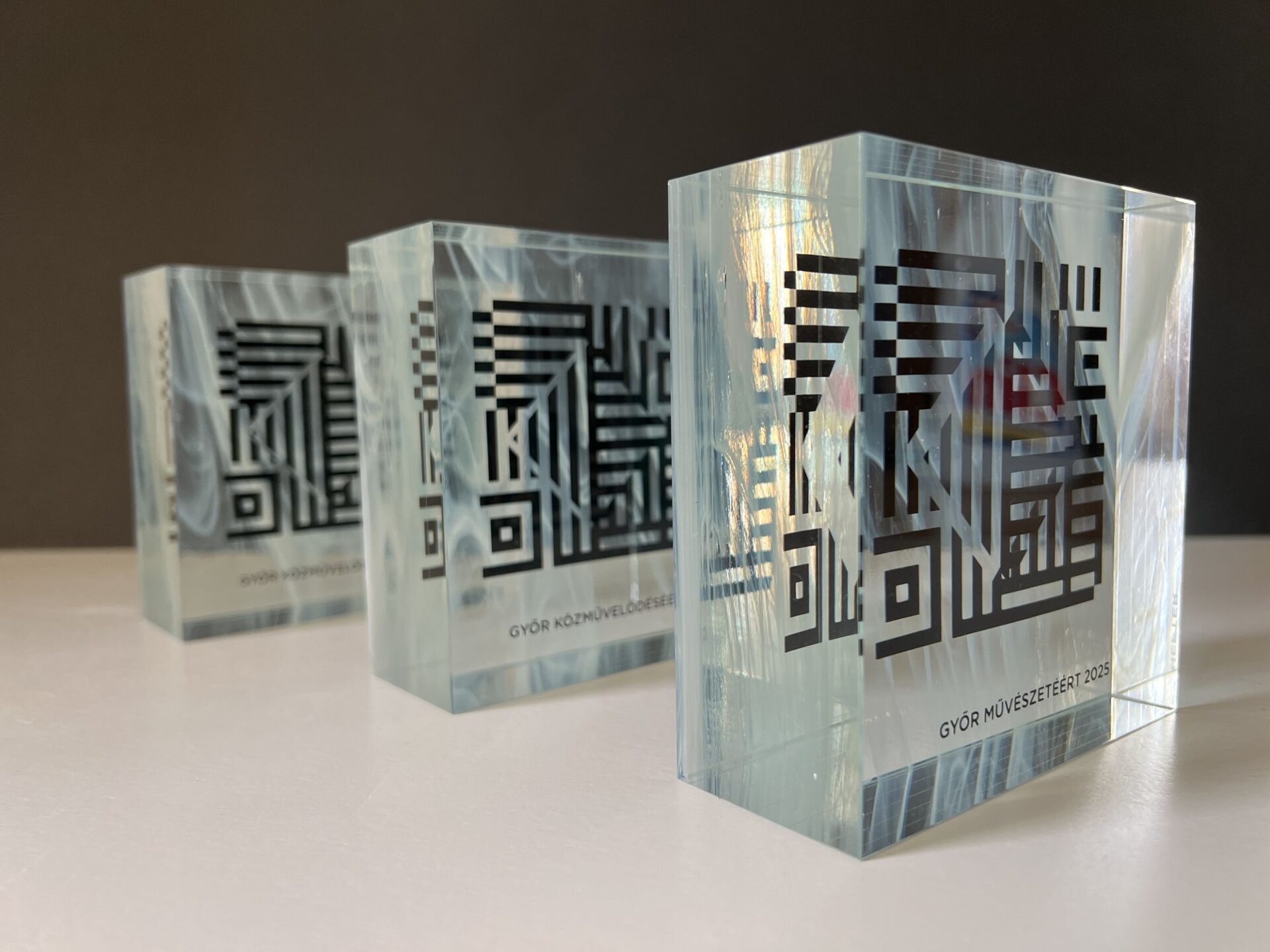 egyedi fekete mintás üveg díj csoportban