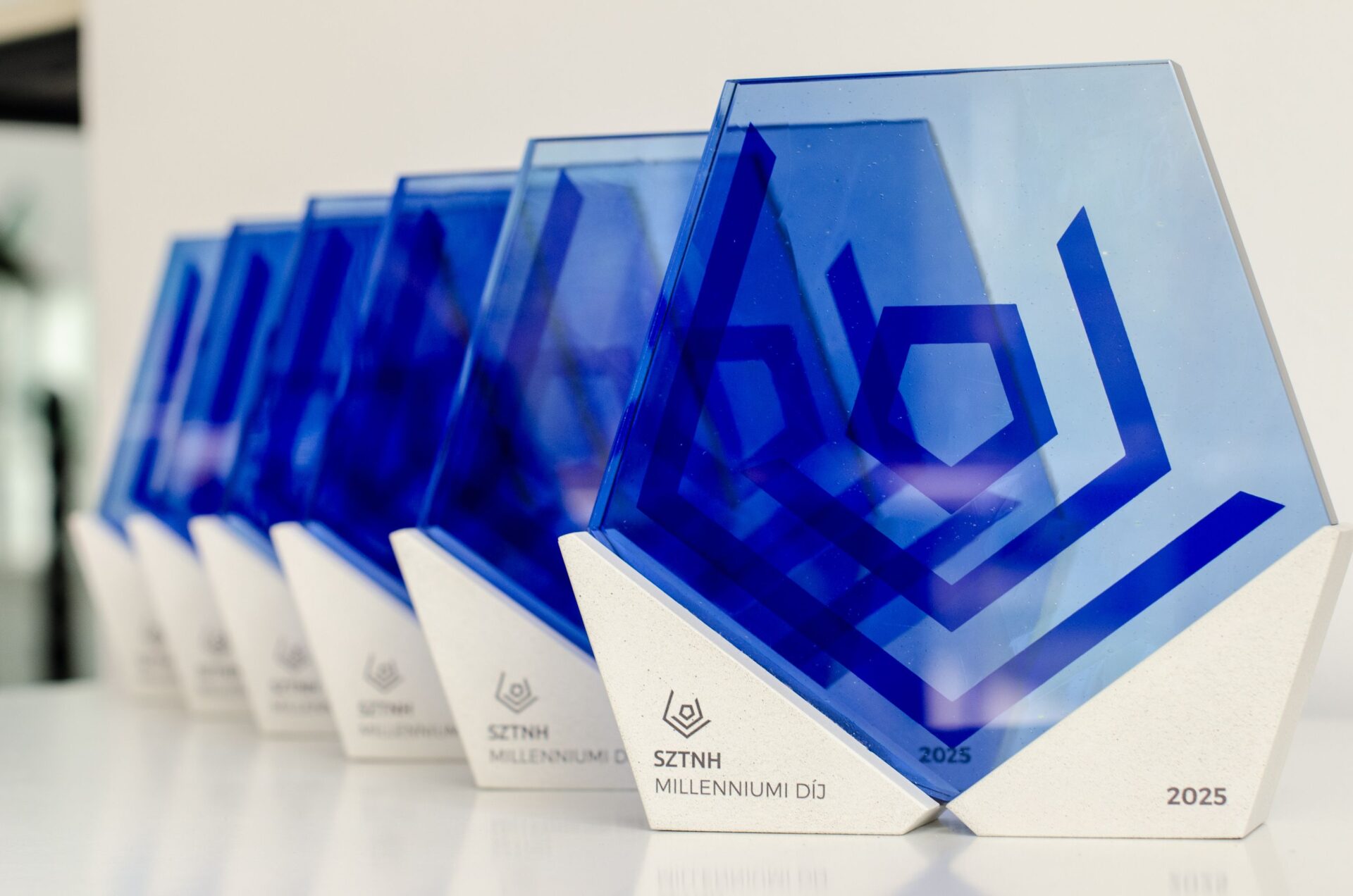 egyedi kék üveg díj csoportban