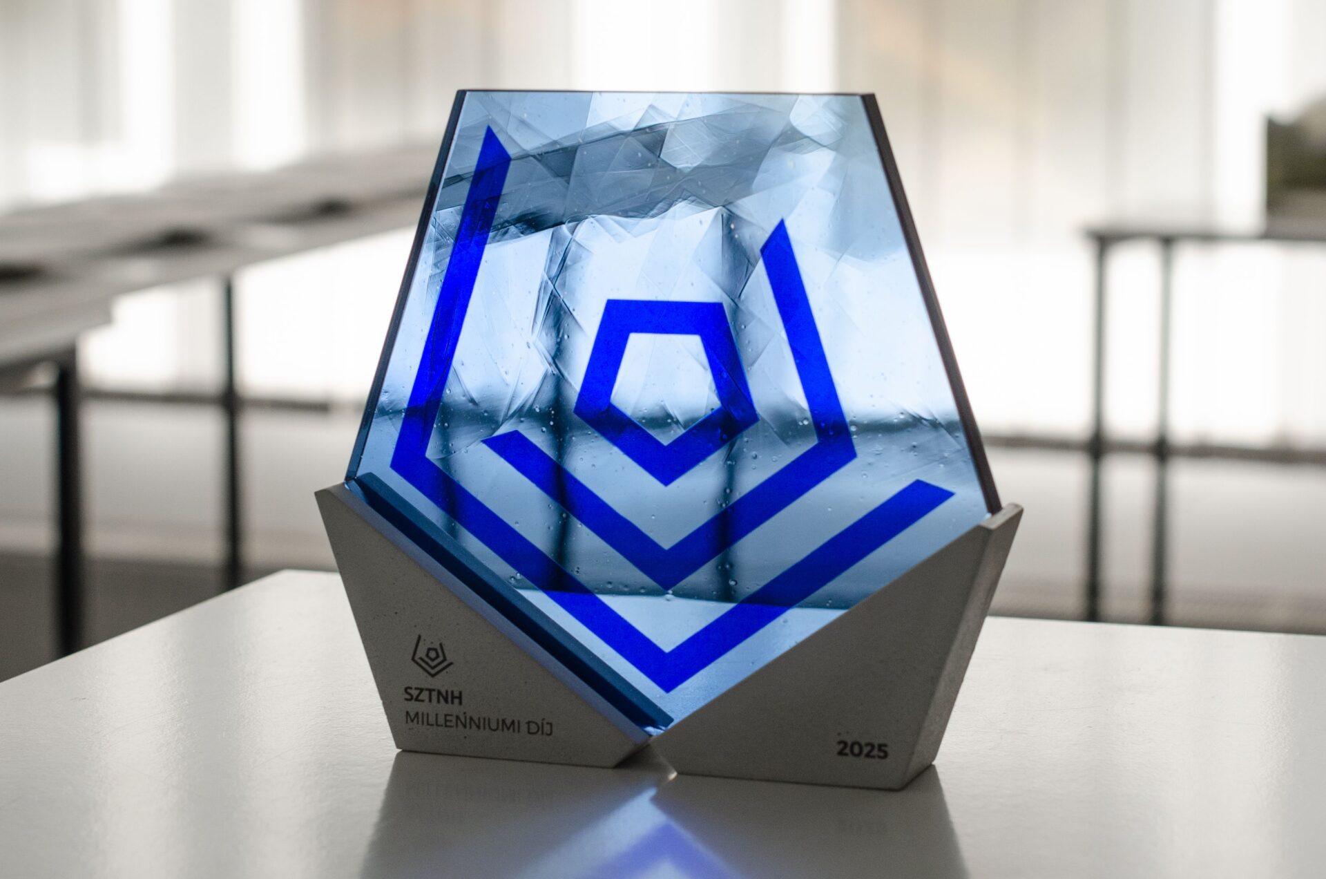 egyedi üveg díj különleges optikai tulajdonsággal