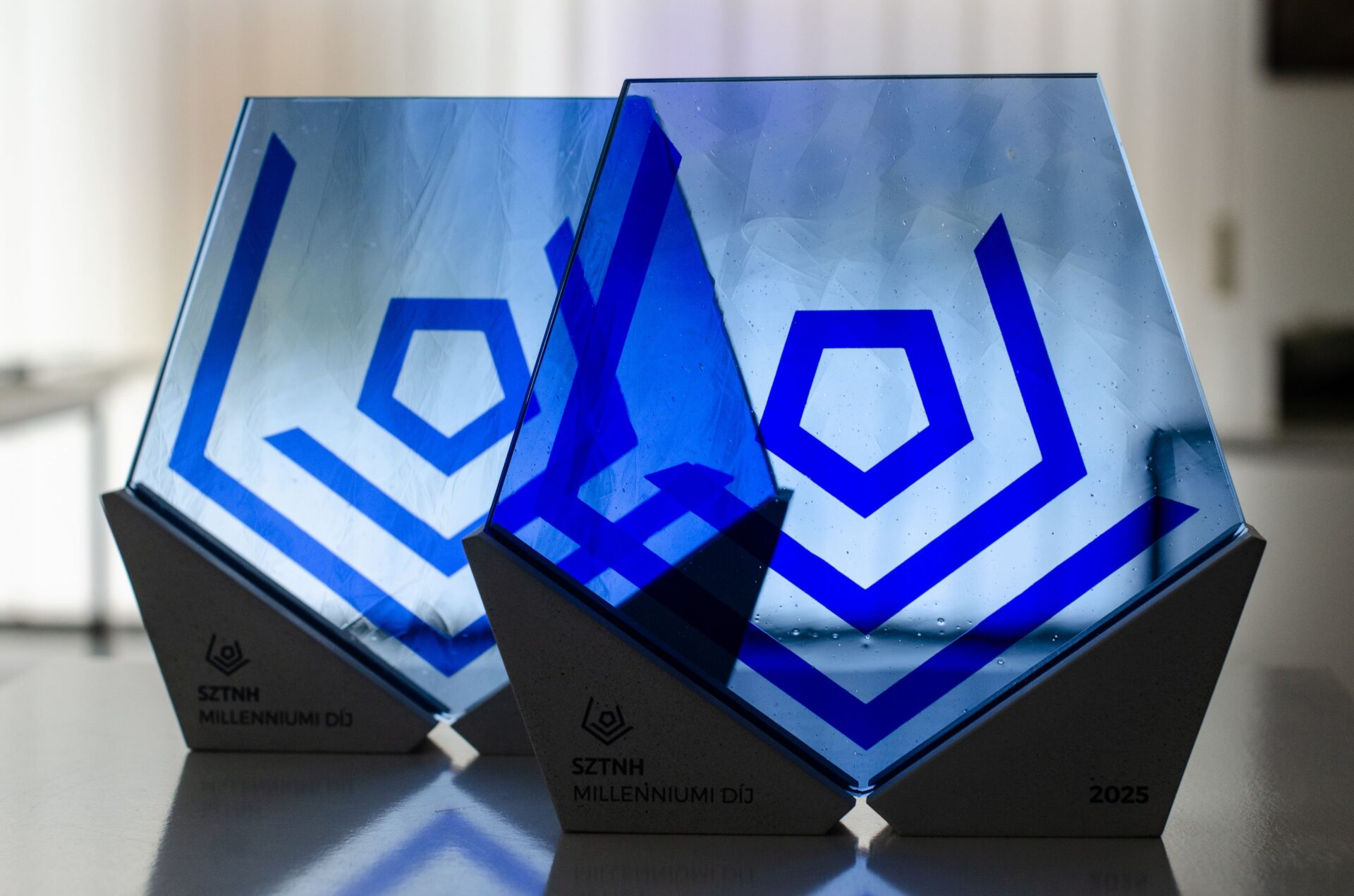 egyedi üveg díj különleges optikai tulajdonsággal