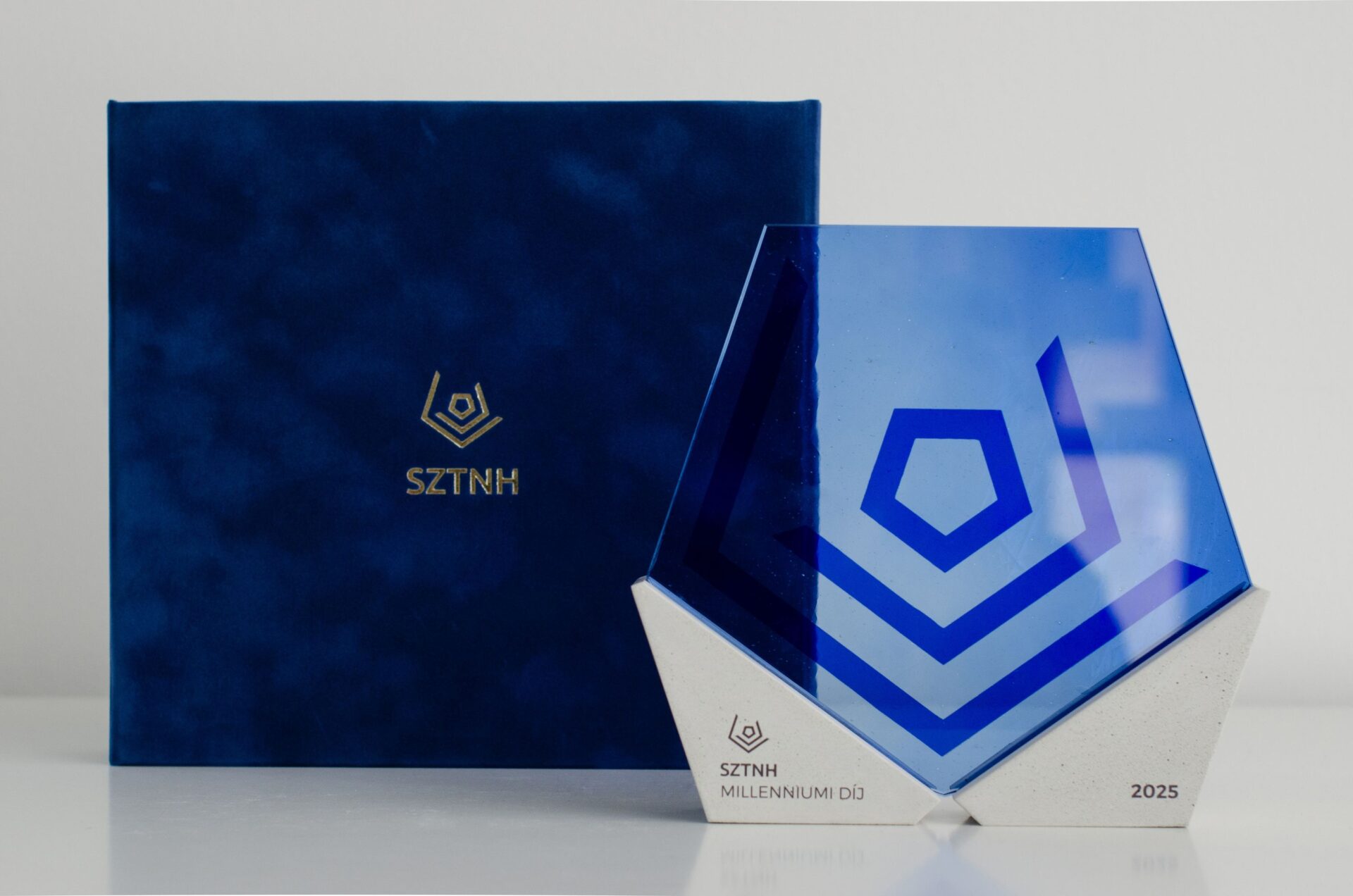 egyedi kék üveg díj díszdobozzal