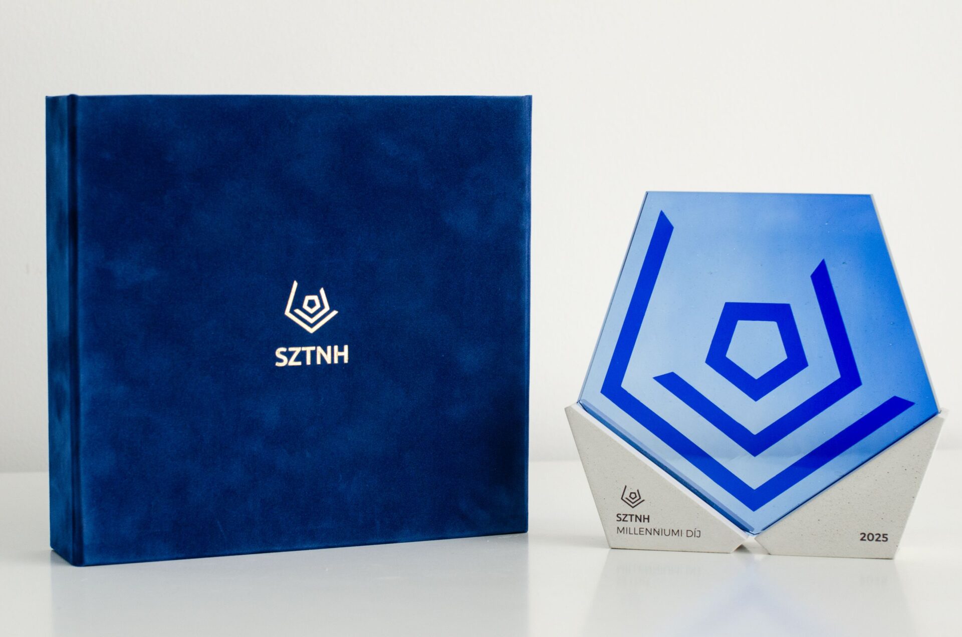 egyedi kék üveg díj díszdobozzal