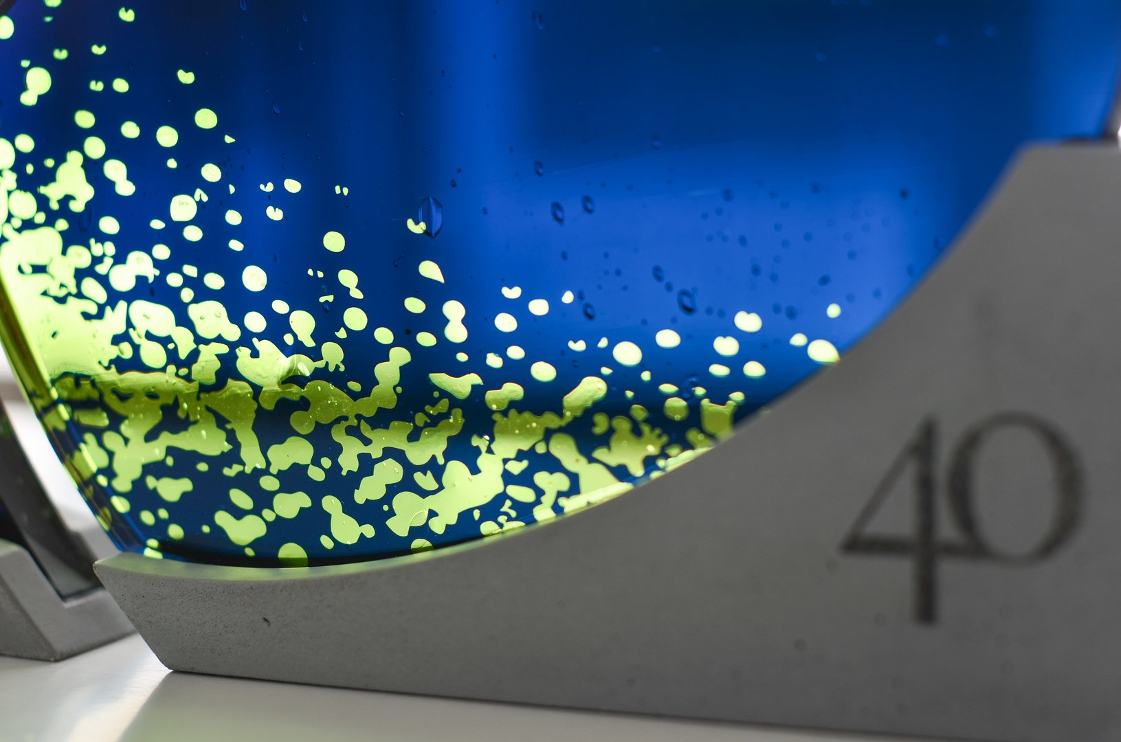 egyedi üveg díj kék és zöld színben logóval