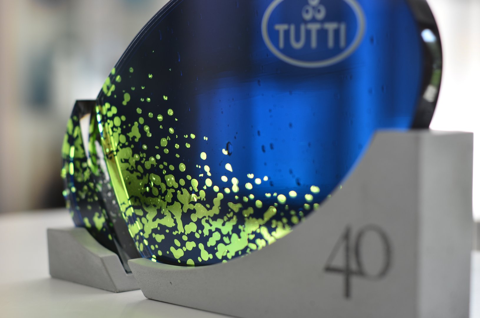 egyedi üveg díj kék és zöld színben logóval