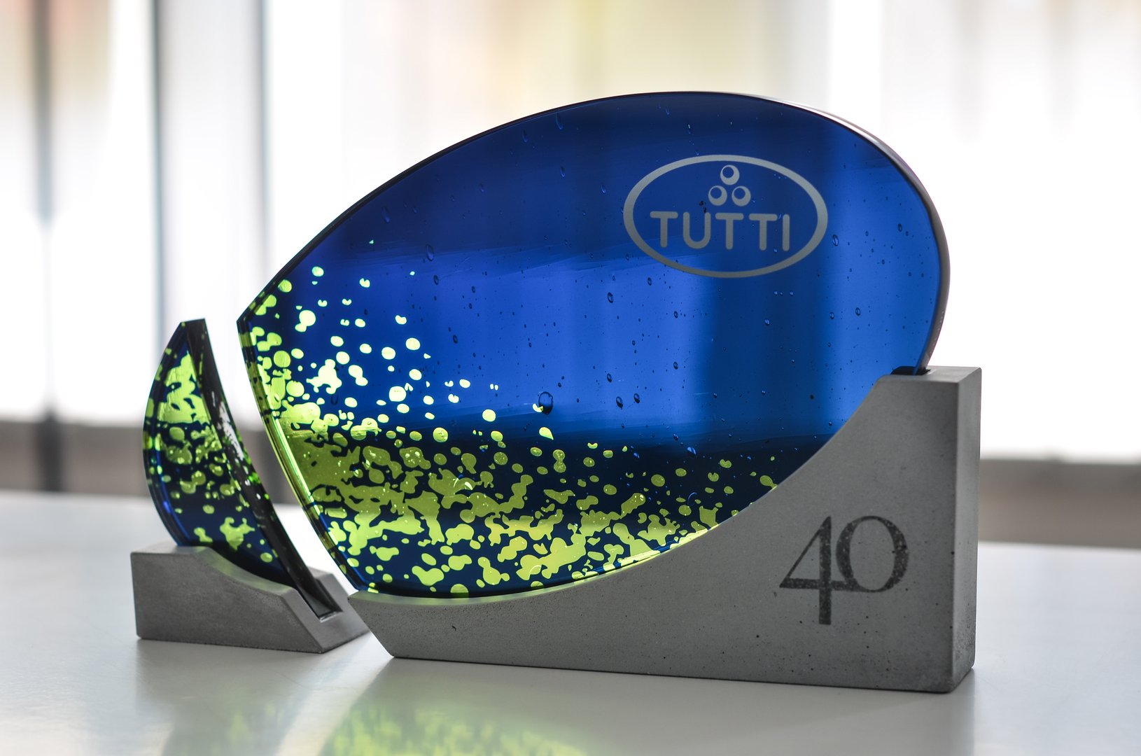 egyedi üveg díj kék és zöld színben logóval