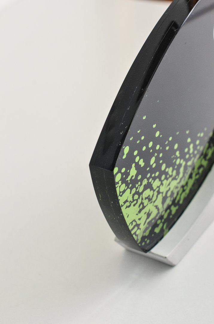 egyedi üveg díj részlet kék és zöld színben logóval