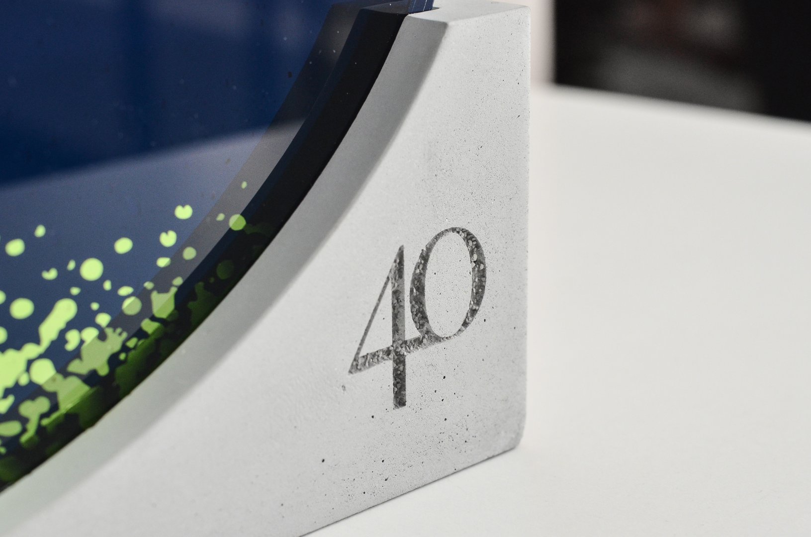 egyedi üveg díj kék és zöld színben logóval