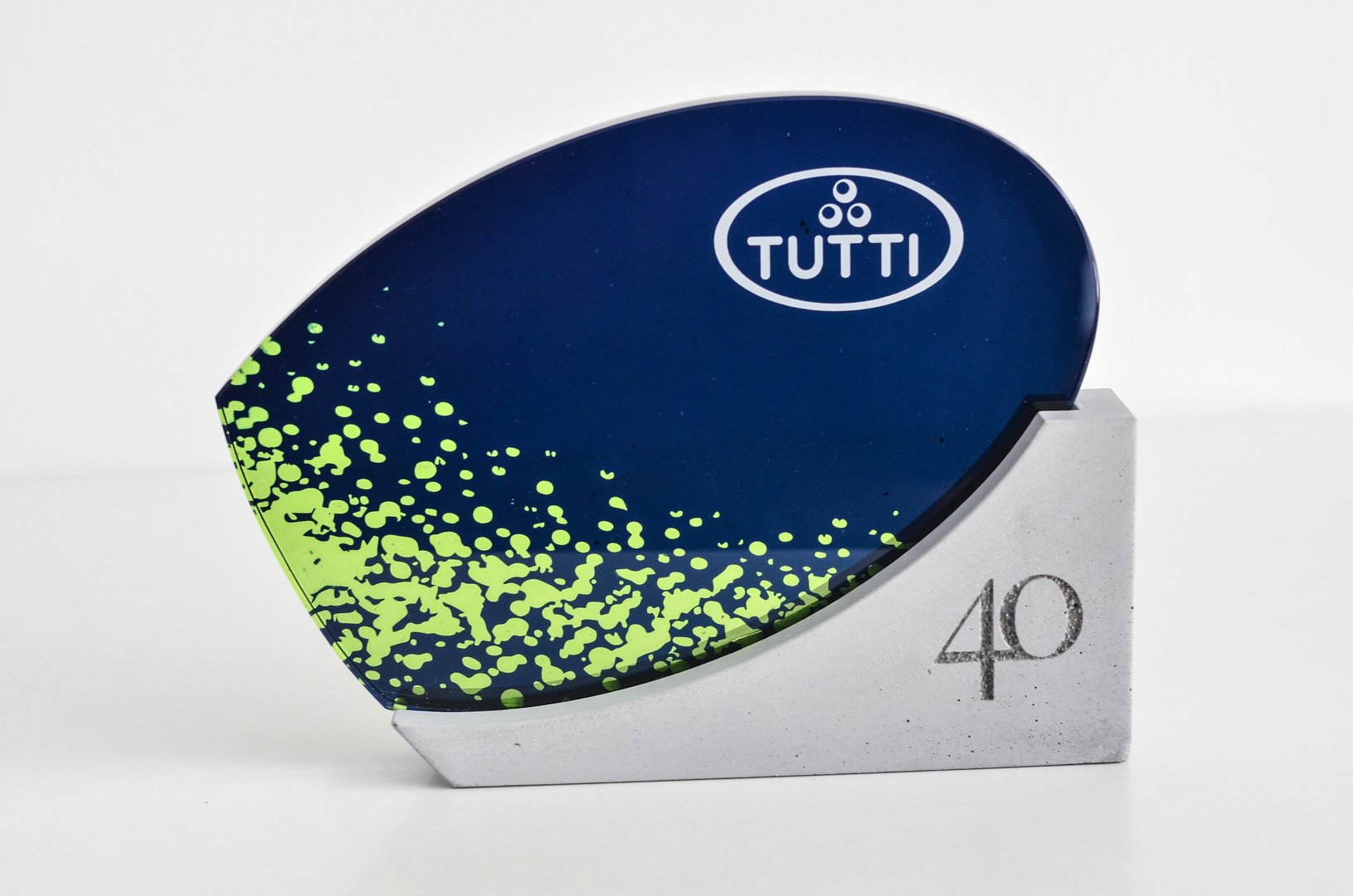 egyedi üveg díj kék és zöld színben logóval